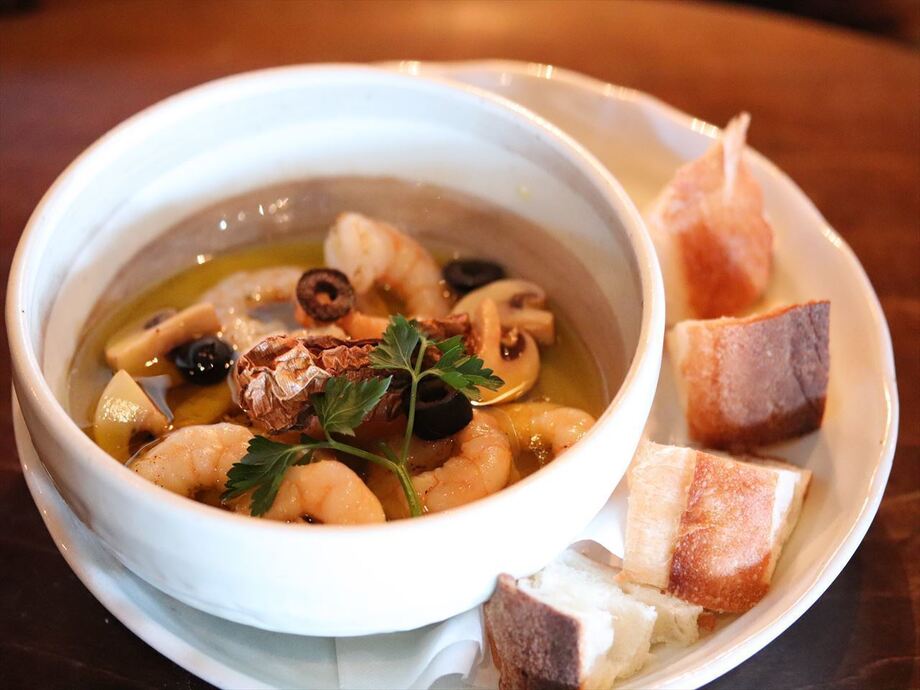 SHRIMP AND MUSHROOM MEXICAN AJILLO 小エビとマッシュルームアヒージョ	（1,000円）