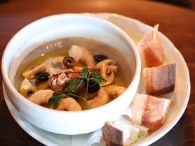 SHRIMP AND MUSHROOM MEXICAN AJILLO 小エビとマッシュルームアヒージョ	