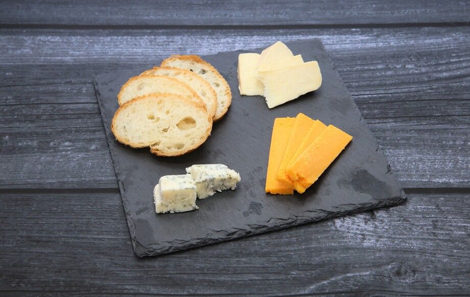 ３種のチーズ盛り合わせ　～ ゴルゴンゾーラ / カマンベール / ミモレット ～
