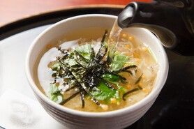 つや姫のだし茶漬け（梅・山葵・塩昆布・牛山椒・辛子高菜）