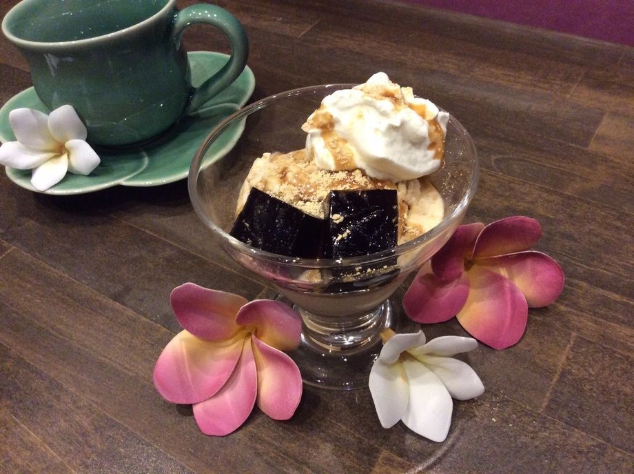 ミニ黒みつきな粉パフェ（380円）