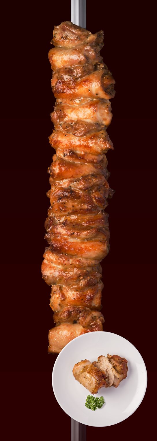『フランゴ』特製ソースに一晩マリネした鶏のもも肉を炭火でじっくりと焼き上げます。