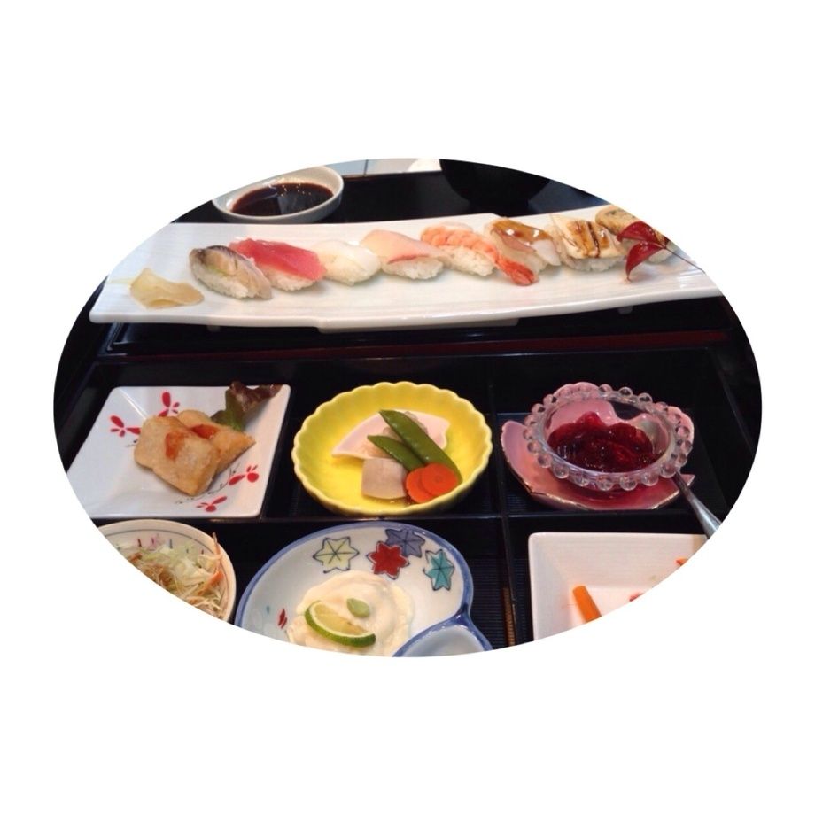 にぎりセット：えびしんじょう 野菜の煮物 サラダ 京湯葉 漬物 焼き物 赤だし ゼリー  14:00まではコーヒーが付きます。