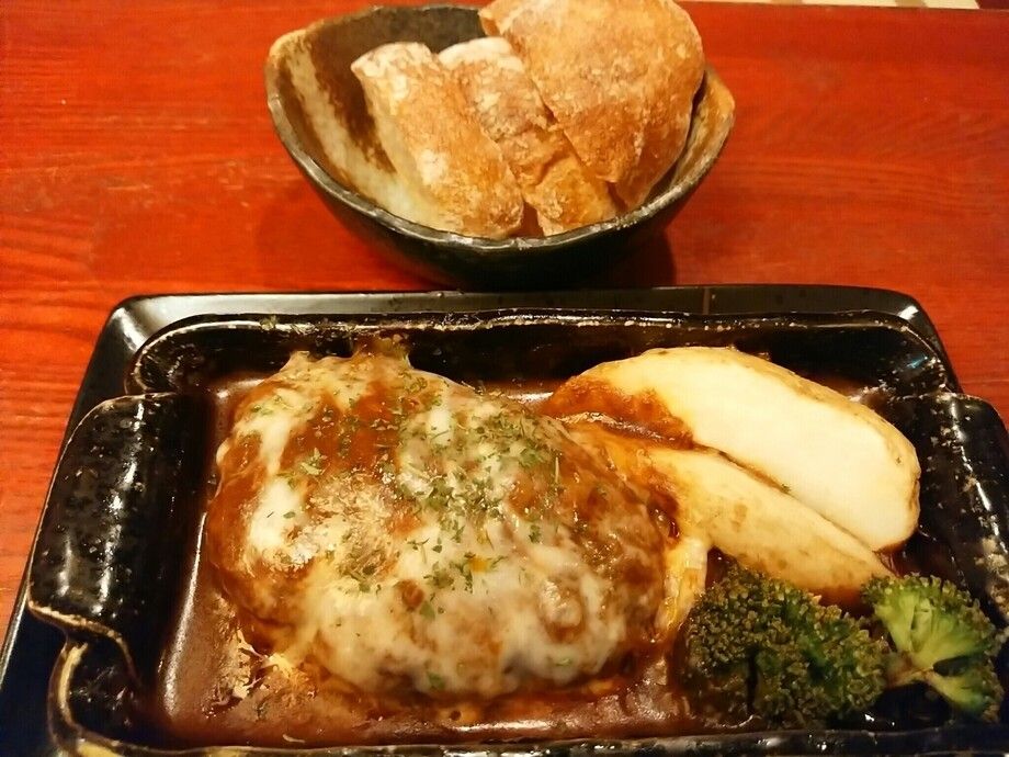 自家製手ごねハンバーグ特製デミグラスソース煮込みオーブン焼き〔バケット付〕（2200）