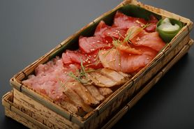 極上 漬け本まぐろちらし弁当 Super Rich Assortment of Seasoned Bluefin Tuna Bento (Box sushi) 