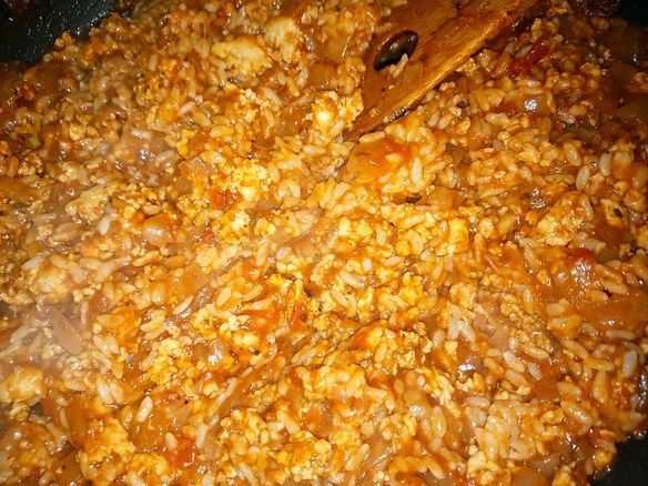 自家製トマトソースで作るチキンライスのオムライス