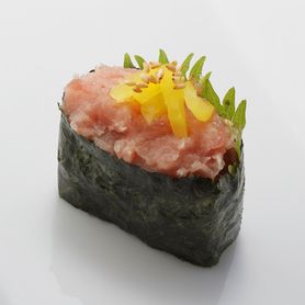 とろたく軍艦 Minced Tuna with Pickled Radish 