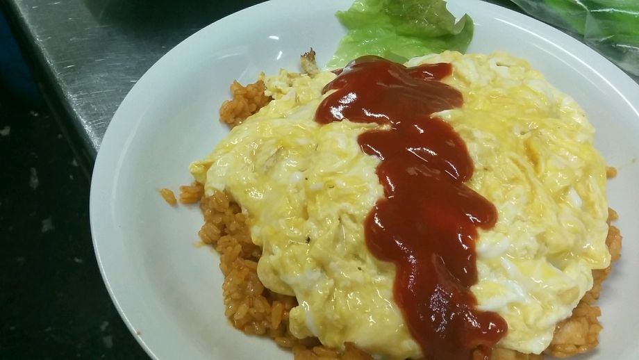 海老とチキンのオムライス　サラダ付