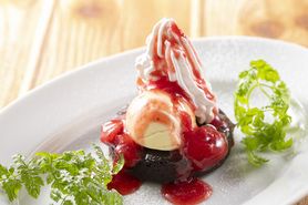 ［デザート］『フォンダンショコラ』プレミアムバニラといちごのソース