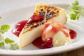 ［デザート］『ニューヨークチーズケーキのブリュレ仕立て』プレミアムバニラといちごのソース