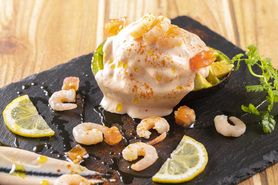 ［アペタイザー］アボカドと半熟卵、小エビが入ったカクテルサラダ