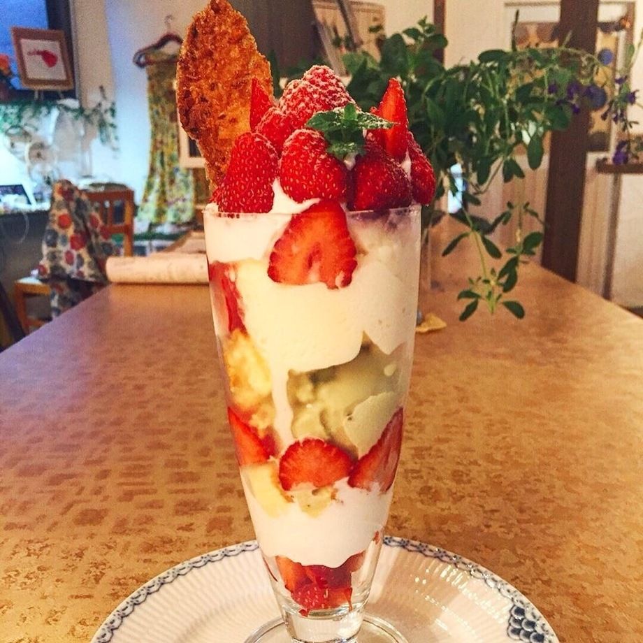 季節のフルーツで作るパフェ