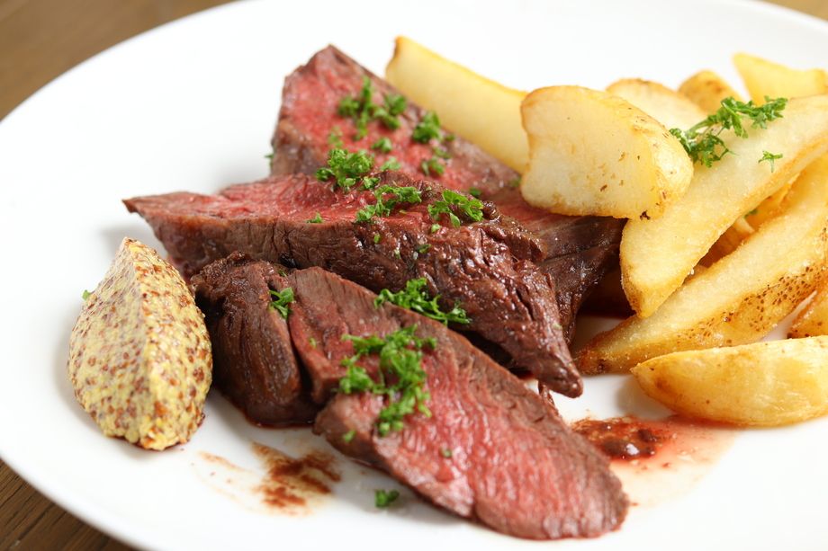 各種肉料理（例・アンガス牛ハラミロースト）