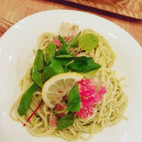 バジルとフレッシュトマトのパスタ