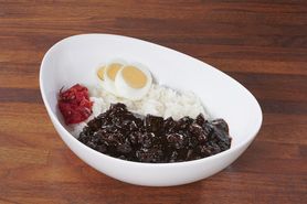 濃厚デミグラス仕立ての牛すじ黒カレー