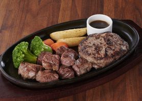 粗挽き牛肉のグリルバーグとアンガス牛肩ロースステーキコンボ