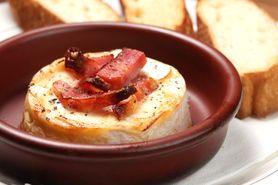 【前菜】カマンベールチーズとベーコンのオーブン焼き　～バケット付～