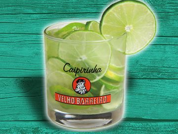 『カイピリーニャ』 ライムを丸ごと1個潰したブラジルの代表的な「カクテル」。「カシャーサベース」各種あります。