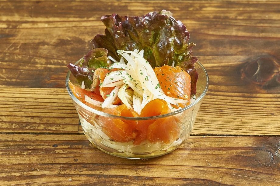 【ちょこっとおつまみ】スモークサーモンと玉ねぎのマリネ～白ワインビネガーの香り～