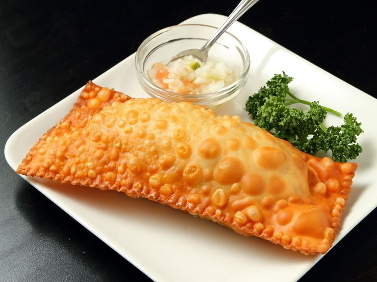 『パステル』 ひき肉＆チーズ　パリパリした生地の中にひき肉とチーズが入った、ブラジルの揚げ物料理です。