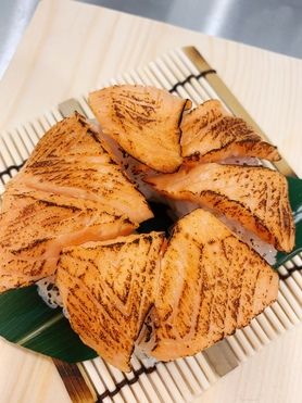 炙りサーモンドーナツ寿司