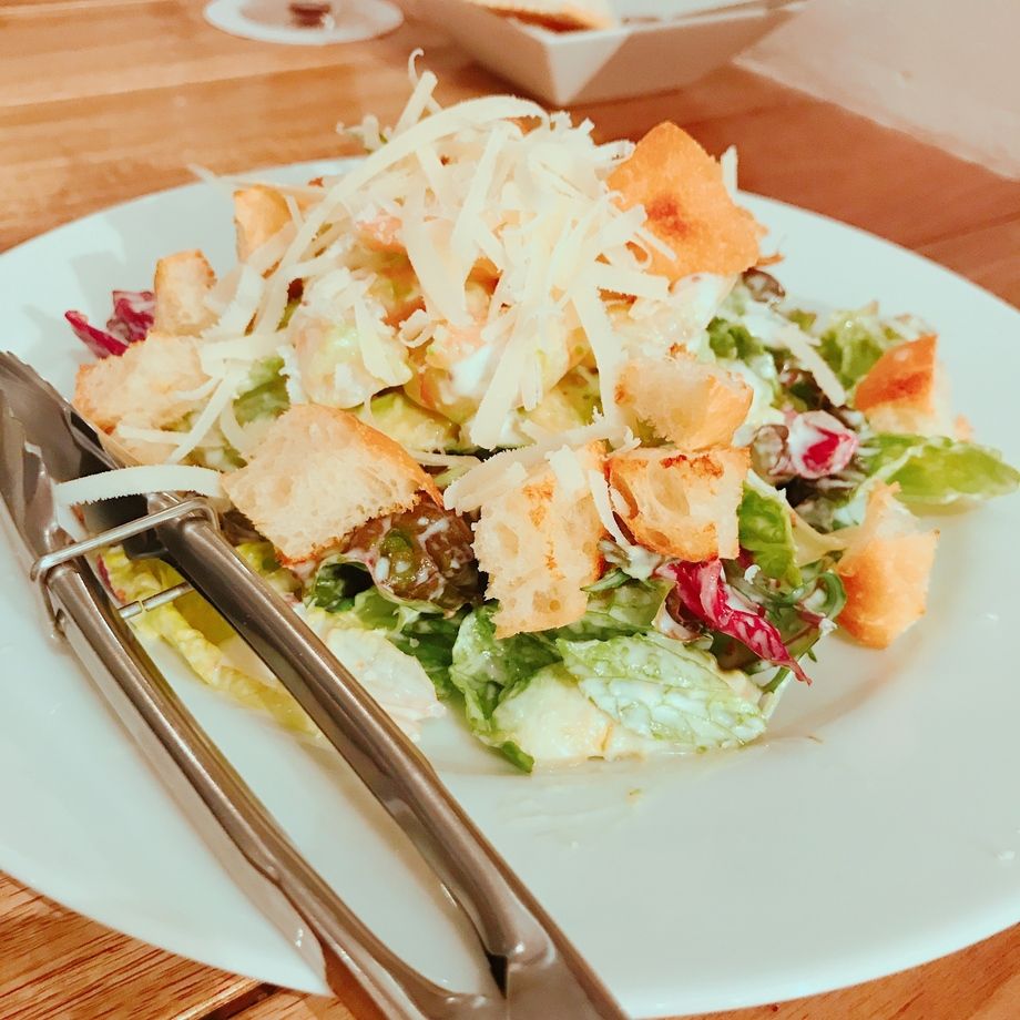 エビとアボカドのシーザーサラダ（860円）