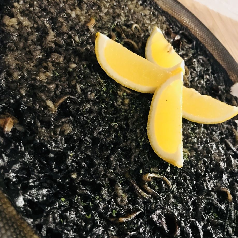 イカスミのパエリア（1880円）