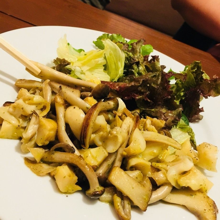 ツブ貝とキノコの香草バター（780円）