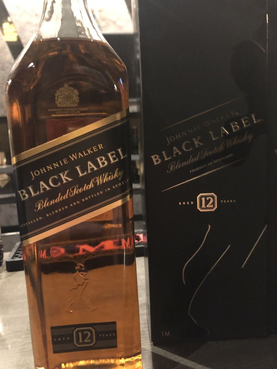 ジョニーウォーカー　黒ラベル（ボトル¥6800 グラス45ml ¥700）