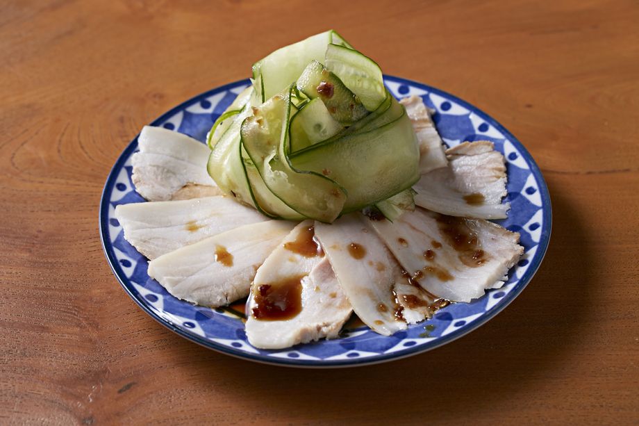 [とりあえずの一品]雲白肉～ゆで豚のにんにくソース掛け