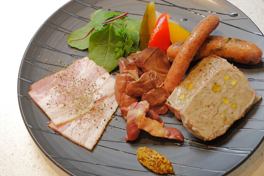 自家製低温調理パテドカンパーニュと シャルキュトリー 盛り合わせ