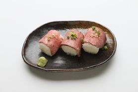 【お食事】一口ローストビーフ巻き寿司3貫