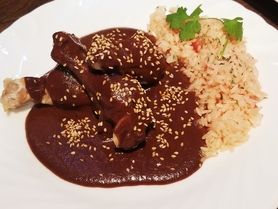Pollo en mole poblano チキンのモーレソース掛け