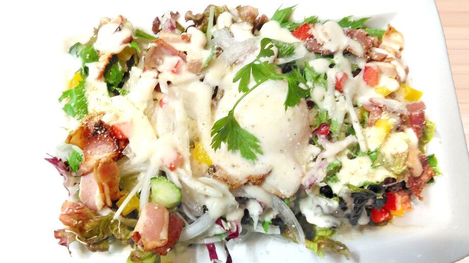 ベーコンと温泉卵のシーザーサラダ