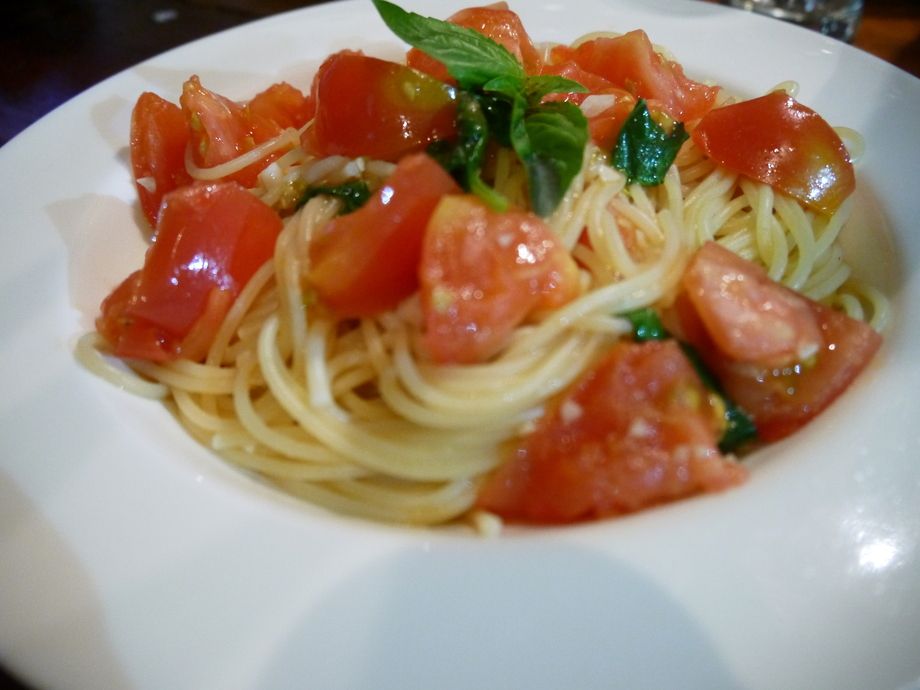 フレッシュトマトとバジルのパスタ