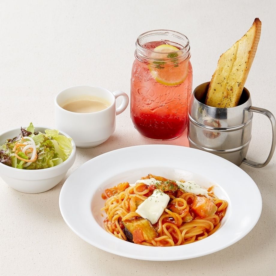 パスタランチ（写真は湯むきトマトと茄子のトマトソースモッツアレラのせ）
