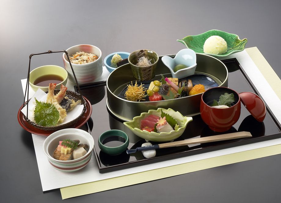 昼　西陣弁当　　2,808円（２８０８円）