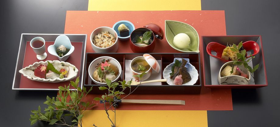 　昼　錦　弁当　　3,240円（３２４０円）