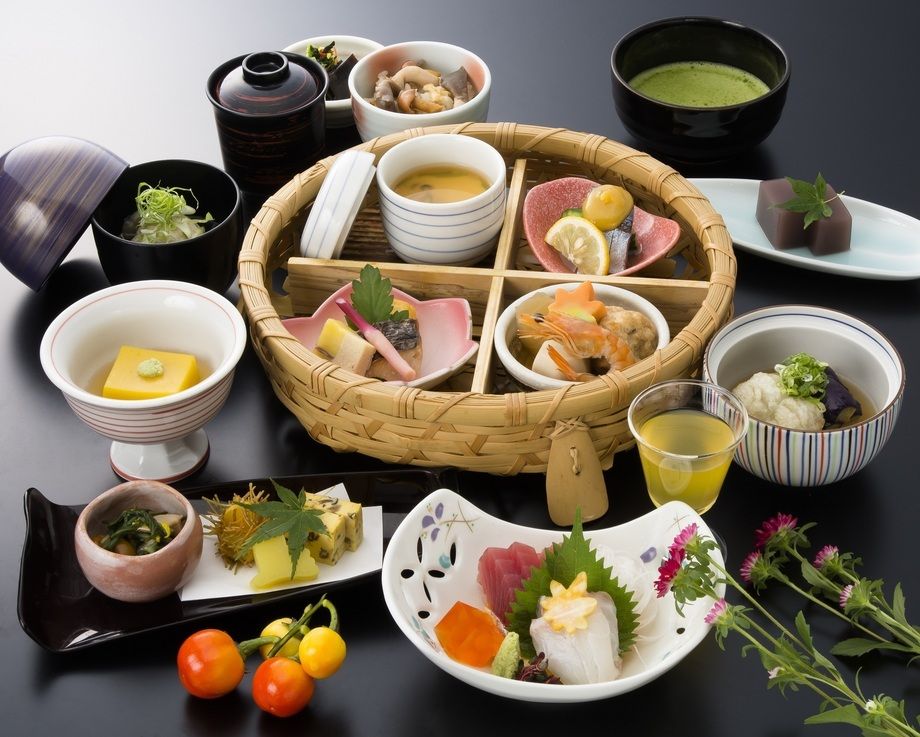 昼　　お手軽懐石　　（写真イメージ）4,104円（４１０４円）