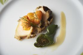 鮑の京番茶柔らか煮　北海道産根室雲丹をのせて