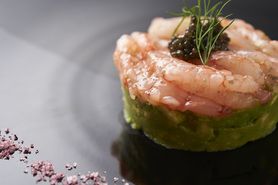 アボカドのタルタルと甘海老の昆布締め・キャビアをのせて