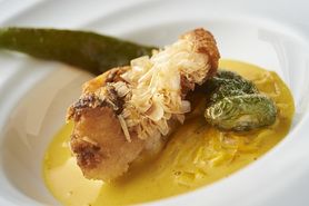 天然甘鯛の鱗揚げ　サフランソースと万願寺唐辛子