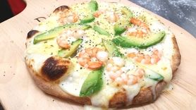 ★③石窯ピザ・エビとアボカドのクリームソースピザ。　[女子に人気の一品です。]