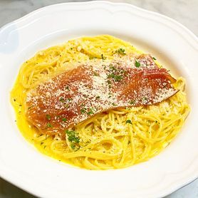 本格カルボナーラ・生ハムのせ（ミニサラダ付き）