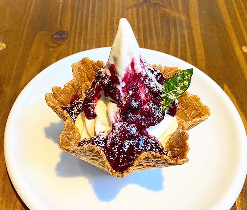 ワッフルコーンカップ サンデー（３種のベリー／キャラメルバナナ＆オレオ）