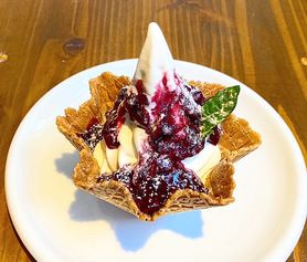 ワッフルコーンカップ サンデー（３種のベリー／キャラメルバナナ＆オレオ）