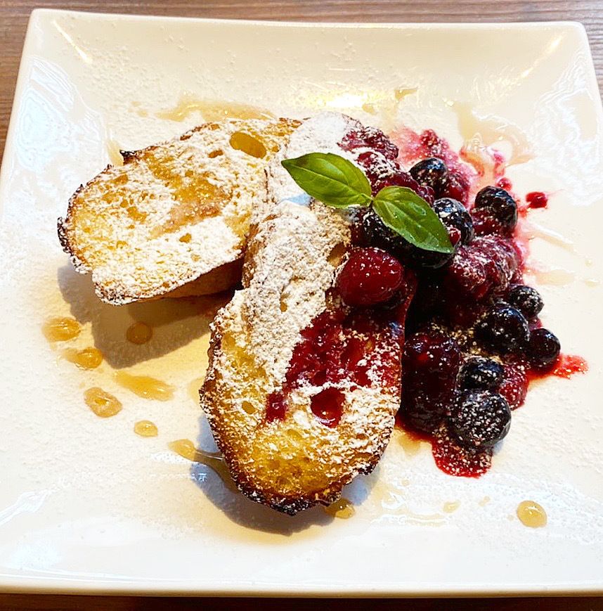 デザート フレンチトースト ミルキーアイス添え（３種のベリー／キャラメルバナナ）