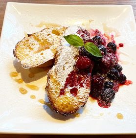 デザート フレンチトースト ミルキーアイス添え（３種のベリー／キャラメルバナナ）