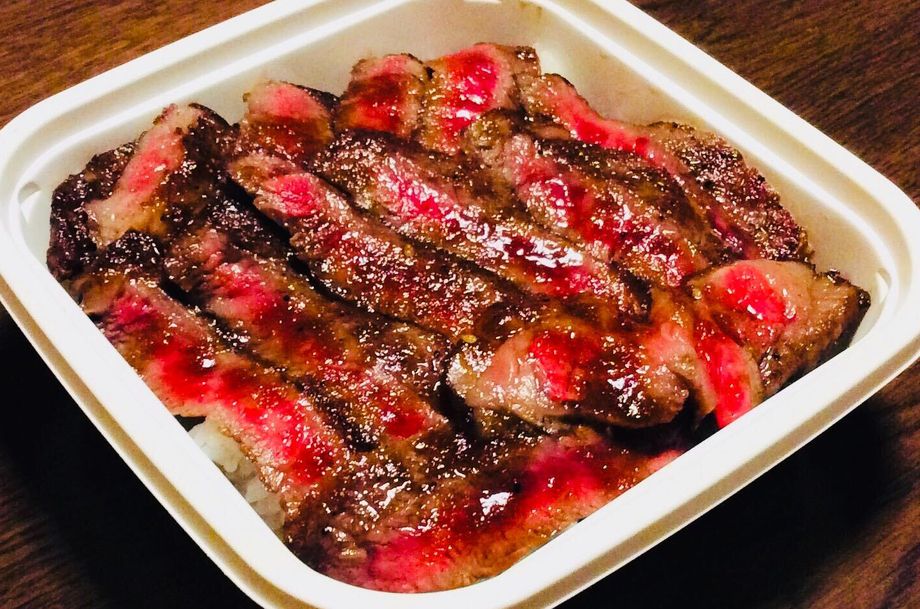 サーロインステーキ丼（2,160円（税抜2,000円））