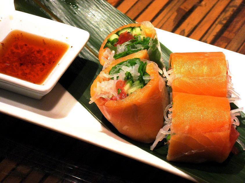 スモークサーモンの生春巻 Gỏi cuốn cá hồi 